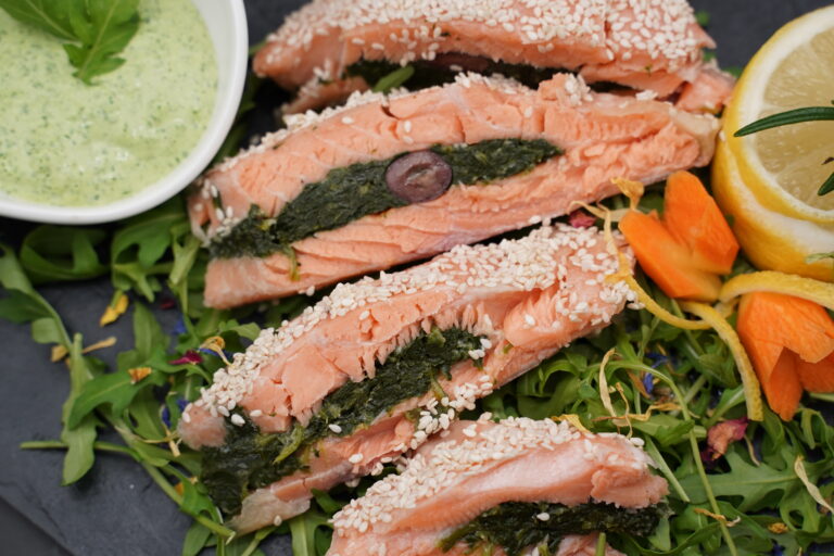Salmone cotto in bassa temperatura co borragine, uvetta, pinoli e olive taggiasche